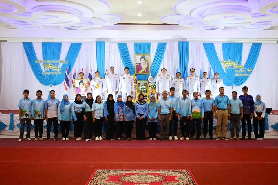 พช.ท่าแพ พร้อมกับคณะกรรมการหมู่บ้านกองทุนแม่ของแผ่นดินบ้านท่าแพกลาง เข้าร่วมพิธีมอบเงินพระราชทานขวัญถุงกองทุนแม่ของแผ่นดินจังหวัด